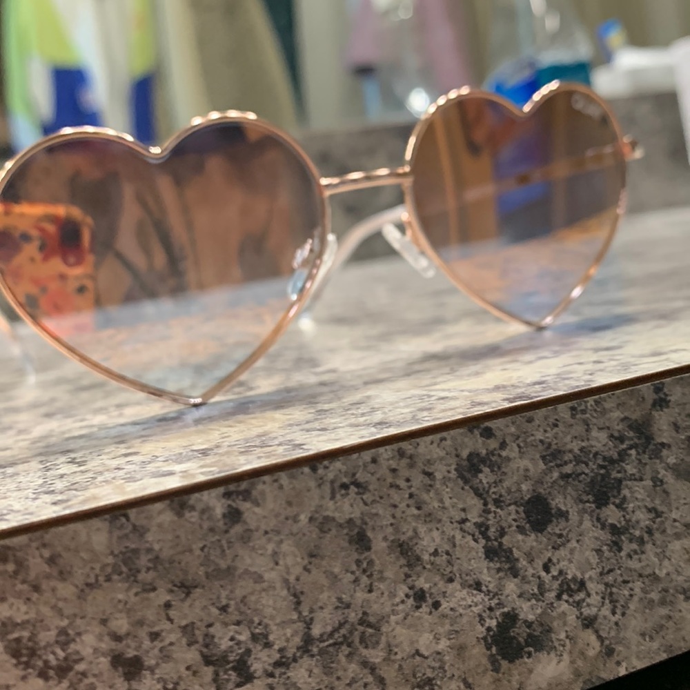 QUAY Australia Heartbreaker Heart Shaped Sunglasses NWOT Rose Gold Copper Fade